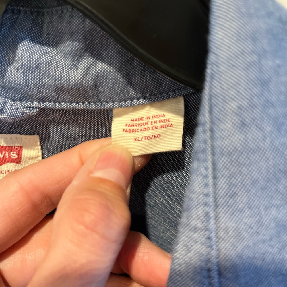 LEVI’S Men's Classic One Pocket Standard Fit Chambray Shirt in blue, XL - Picture 5 of 9